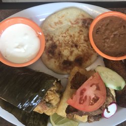 El Salvadoreno Restaurant - Plato mixto
