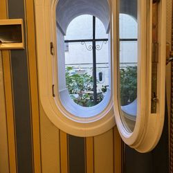 Hotel Carlton on the Grand Canal - Window in bedroom opening to courtyard