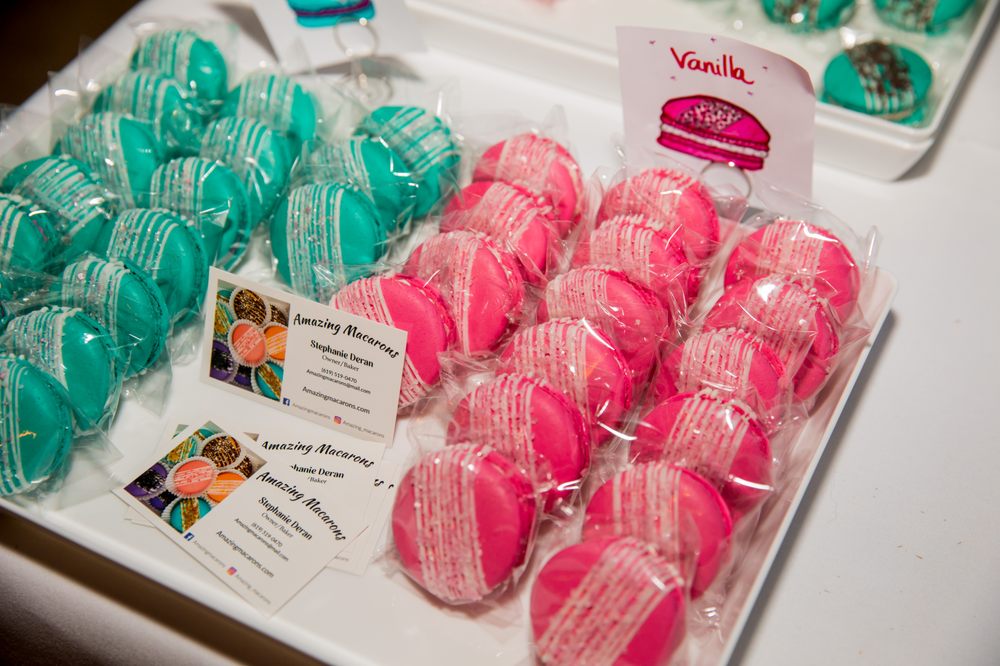 Amazing Macarons Logo