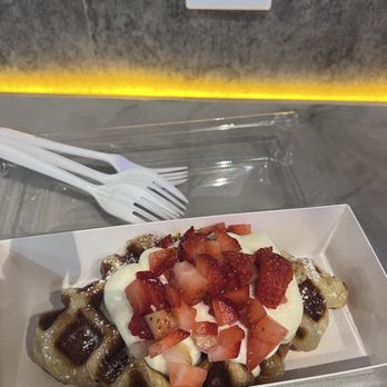 Smoove Tea - Strawberry Croffle - Bubble Tea Near Me - Chula Vista, California