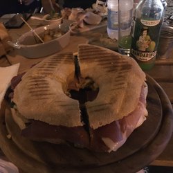 Le Caveau