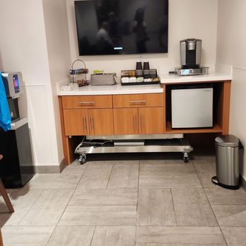 Veterinary Emergency Group - Waiting room coffee and tea station - Emergency Pet Hospital Near Me - Santa Monica, California Veterinary Emergency Group - Waiting room coffee and tea station - Emergency Pet Hospital Near Me - Santa Monica, California