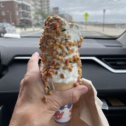 Kell's Kreme - Kiddie size vanilla soft serve with peanut crunch coat