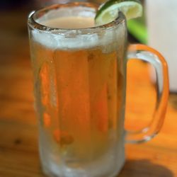 Ojos Locos Sports Cantina - Mesa - Dos XX cerveza