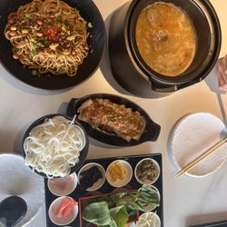 Yummy Rice Noodle - Bridge rice noodle with tray (B1) brisket. Garlic sauce pork slices E7 Beef noodle