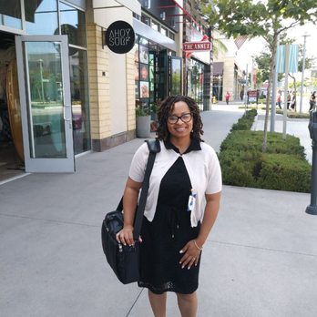On Demand Mobile Notary Services - Meeting a notary client at the food court in a shoping outlet. - Notaries Near Me On Demand Mobile Notary Services - Meeting a notary client at the food court in a shoping outlet. - Notaries Near Me
