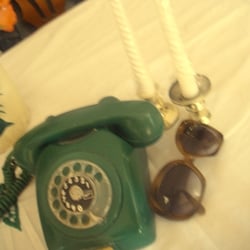 Tianguis de Antigüedades - Teléfonos ochenteros, lentes vintage y bases para velas. Todo eso y más encuentras aquí.