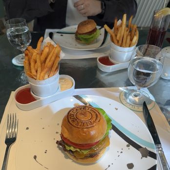 Tiffany's Blue Box Cafe - Burger and fries - Tea Rooms Near Me - New York, New York