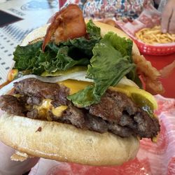 Good juicy Triple Steakburger (3x cheese)