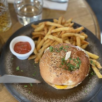 The Family - Cheeseburger - French Near Me - Paris, 75 The Family - Cheeseburger - French Near Me - Paris, 75