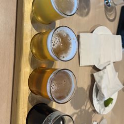 Beach House VT - Classic ambience , awesome wings and crispy chicken sandwich combination were lit.
