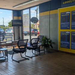BW TIRE OF GROVE CITY - Waiting area