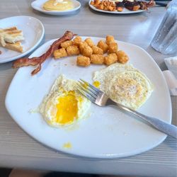 Perkins American Food - Eggs, tots, bacon