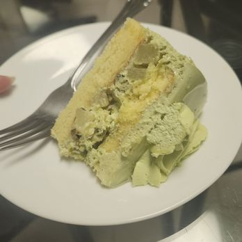 BB Cafe- Avenue Road - Layer of sponge cake and pineapple filling - Cafes Near Me - Toronto, Ontario BB Cafe- Avenue Road - Layer of sponge cake and pineapple filling - Cafes Near Me - Toronto, Ontario