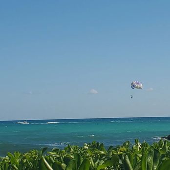 Salum - Para-sailer over ocean - Mexican Near Me - Cancún, ROO