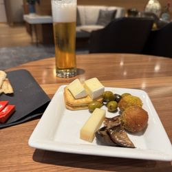 Zurich Marriott Hotel - Depending on your reservation you might have access to the M Club. Tasty snacks and breakfast.