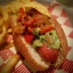 Dogg House - Dogg con guacamole, nachos y morrones y cebollas asadas
