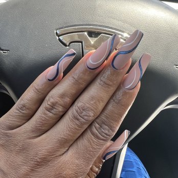 Laque Nail Bar - Versus what I got - Nail Salons Near Me - North Hollywood, California