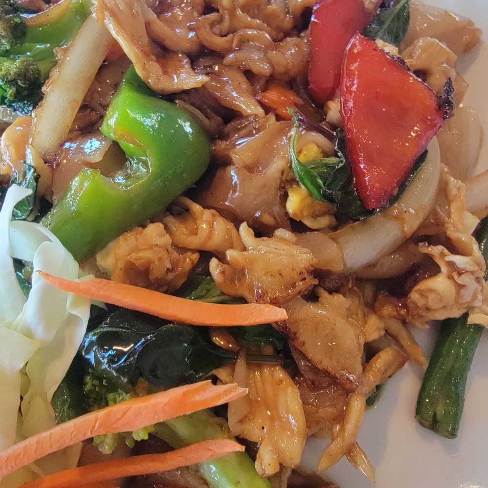 Khun Suda - Drunken noodles...greasyyyyy - Thai Near Me - Roseville, California