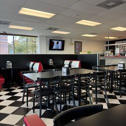 E&L Pizza - Inside Parlor