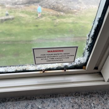 The Adobe Resort - Mold inside window - Hotels Near Me - Yachats, Oregon