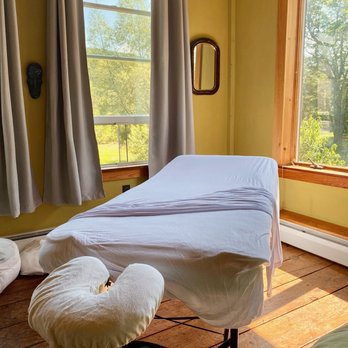 Rowlani Mobile Massage - Michele's set up in our rental - she even brings soothing music! - Massage Near Me Rowlani Mobile Massage - Michele's set up in our rental - she even brings soothing music! - Massage Near Me