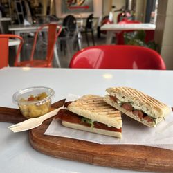 Top Dead Center - Chorizo e Burrata Sandwich