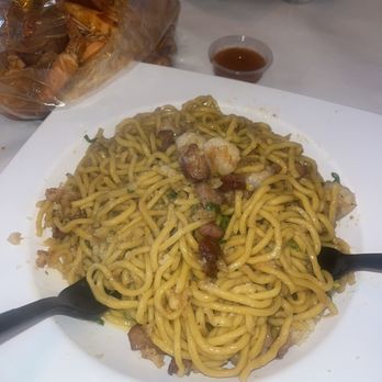 The Crab Shack - Garlic Noodles (we mixed it but the presentation is beautiful!!) - Cajun/Creole Near Me - Gardena, California