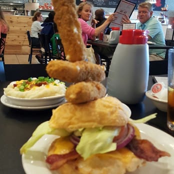 Maple Leaf Diner - Scaring Another Table! - American Near Me - Dallas, Texas Maple Leaf Diner - Scaring Another Table! - American Near Me - Dallas, Texas