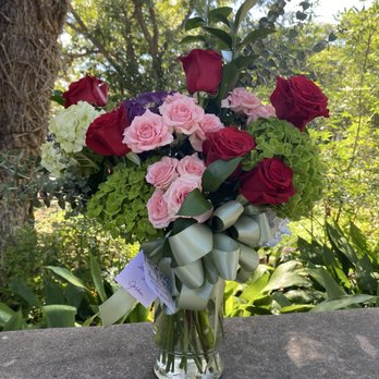 Maggie Gillespie Designs - Fresh flower arrangement from Maggie Gillespie Designs in Fredericksburg, Texas. - Wedding Planning Near Me - Fredericksburg, Texas Maggie Gillespie Designs - Fresh flower arrangement from Maggie Gillespie Designs in Fredericksburg, Texas. - Wedding Planning Near Me - Fredericksburg, Texas