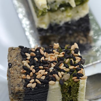 Sadaharu Aoki - Zen : Pâte sucrée sésame, Cognac Rémy- Martin Macaron au mâcha, Biscuit dacquoise noisette, Crèmeux de sésame, Crème - Patisserie/Cake Shop Near Me - Paris, 75