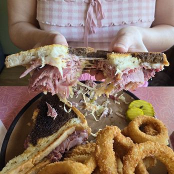 Bonnie Lu's - Looks messy but it was delicious. The reuben - Cafes Near Me - Ojai, California