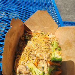 Asian Crazy Food Truck - Stir fry noodles with chicken.