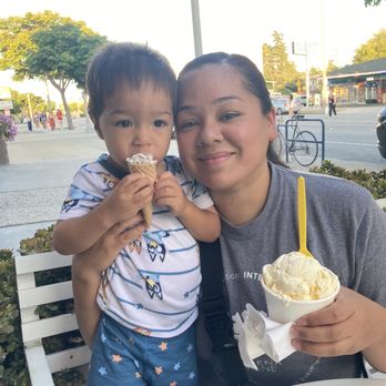 Bloomfield Creamery - Banana pudding and mango sticky rice Ice Cream Double Scoop and a mint Chocolate Chip cone - Ice Cream & Frozen Yogurt Near Me - Pasadena, California Bloomfield Creamery - Banana pudding and mango sticky rice Ice Cream Double Scoop and a mint Chocolate Chip cone - Ice Cream & Frozen Yogurt Near Me - Pasadena, California