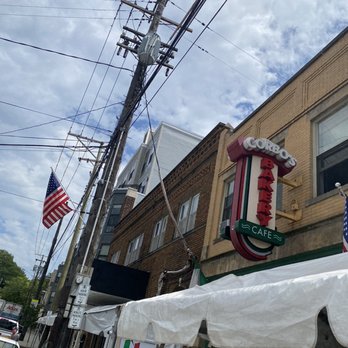 Murray Hill Market - the outside of the building - Grocery Near Me - Cleveland, Ohio