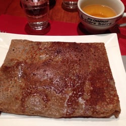 Crêperie Beaumanoir - Cidre brut breton et galette végétarienne (pommes de terre, oignons, champignons).