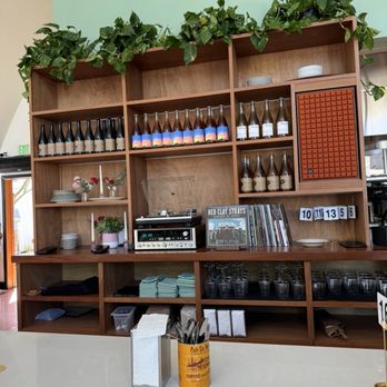Le Hut Dinette - Wine Bars Near Me - Santa Ana, California