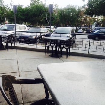 Lamppost Pizza - Great night but no one on the patio - Pizza Near Me - Vista, California