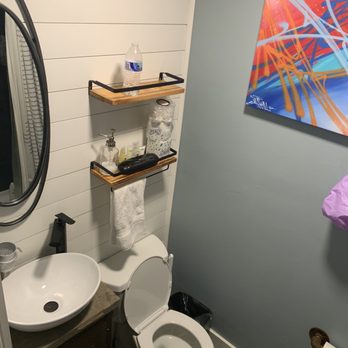 Tiny Estates - Bathroom - Vacation Rentals Near Me - Elizabethtown, Pennsylvania