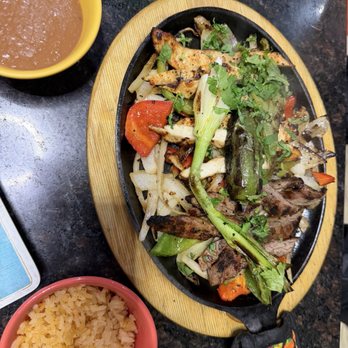 Los Chamacos Mexican Restaurant - Steak and chicken fajita - Mexican Near Me - Arlington, Virginia