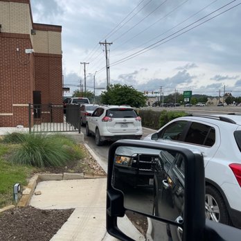 Chick-fil-A - 20 minutes to go 4 car lengths - Fast Food Near Me - Kerrville, Texas