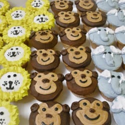 Tiffiny's Tipton Bakery - Zoo animal cupcakes