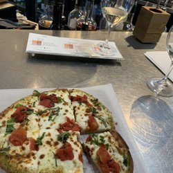 Vino Volo - Queens pick flatbread with white wine flight