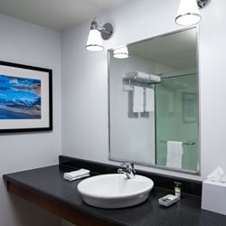 Four Points by Sheraton Edmundston Hotel & Conference Center - Bathroom