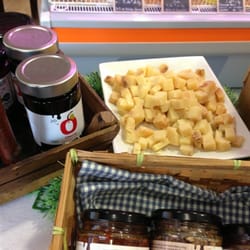 Fromagerie Nivesse - Brebis avec de la confiture de cerise de crête! Yumm!