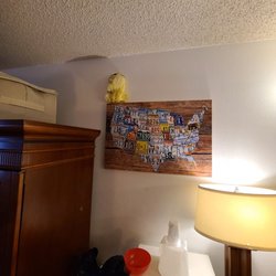 Econo Lodge Inn & Suites Madras Chateau Inn - Storage bin sat on top of the tv stand and a plastic bag was wrapped around the smoke detector.