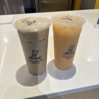 Wushiland Boba - black Milk Tea 160 OZ (left) & Orange Grapefruit Yakult / 香橙鮮柚多多 (right) - Bubble Tea Near Me - Eastvale, California