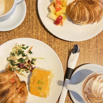 Le Coffee Shop - Smoked salmon crossaint, potato gratin, side salad - Breakfast & Brunch Near Me - Temecula, California