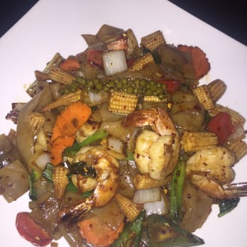 Me Dee Cafe - Kee Mao noodles with shrimp - Thai Near Me - Chicago, Illinois