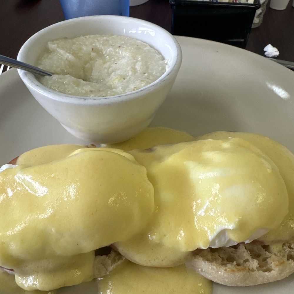 Bravo's Cafe and Grill - Eggs Benedict (Breakfast) - Cafes Near Me - Cookeville, Tennessee